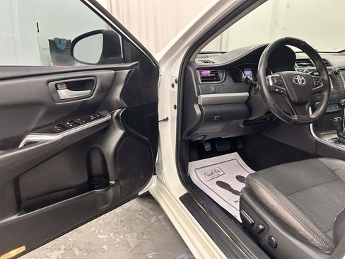 Used 2017 Toyota Camry SE image 9