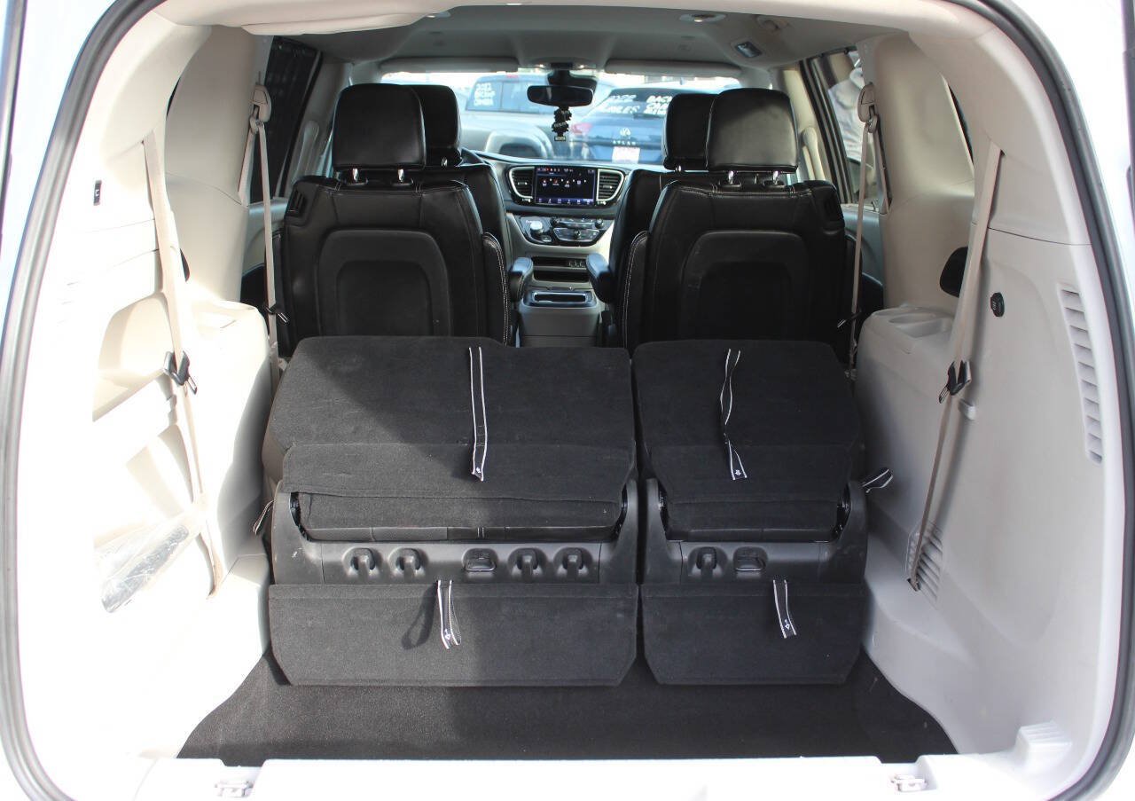 Used 2023 Chrysler Pacifica Touring-L FWD image 14