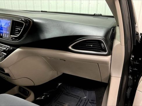 Used 2017 Chrysler Pacifica Touring image 16