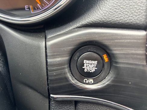 Used 2022 Jeep Grand Cherokee Limited image 30