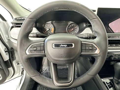 Used 2022 Jeep Compass Latitude image 11