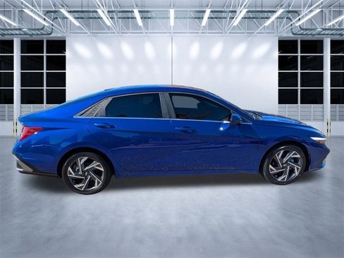 Used 2024 Hyundai Elantra SEL w/ Convenience Package image 3
