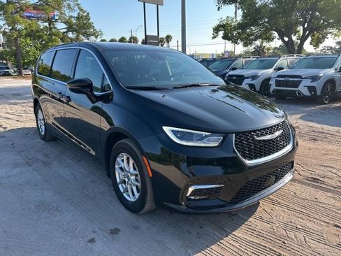 Used 2025 Chrysler Pacifica Select image 1