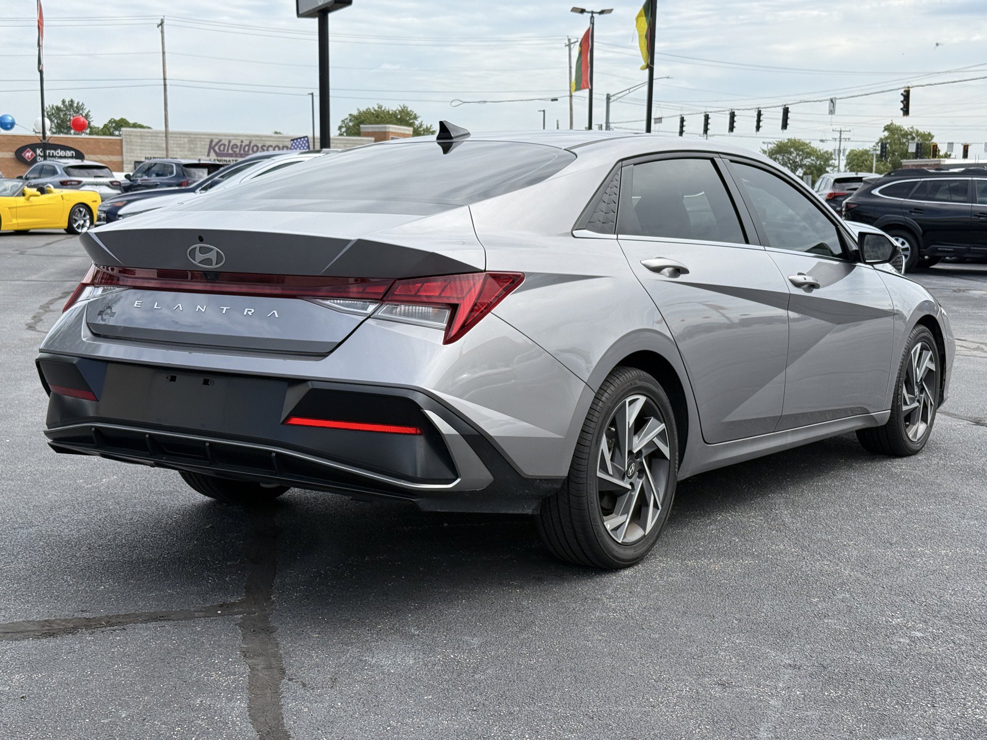 Used 2025 Hyundai Elantra SEL FWD image 8