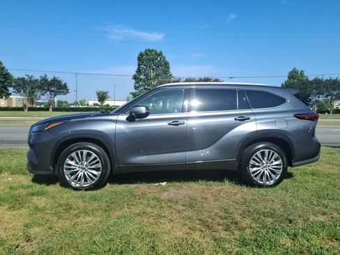 Used 2023 Toyota Highlander Platinum FWD image 3