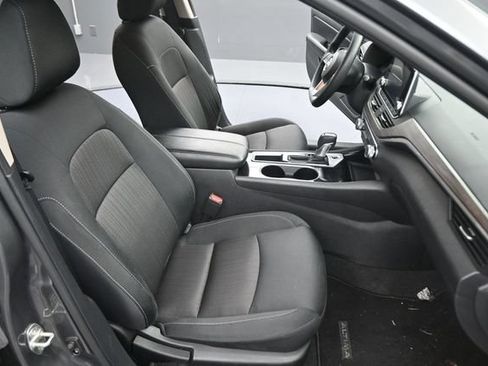 Used 2024 Nissan Altima 2.5 SV FWD image 14