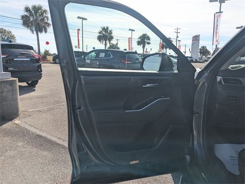 Used 2023 Toyota Highlander Platinum image 11