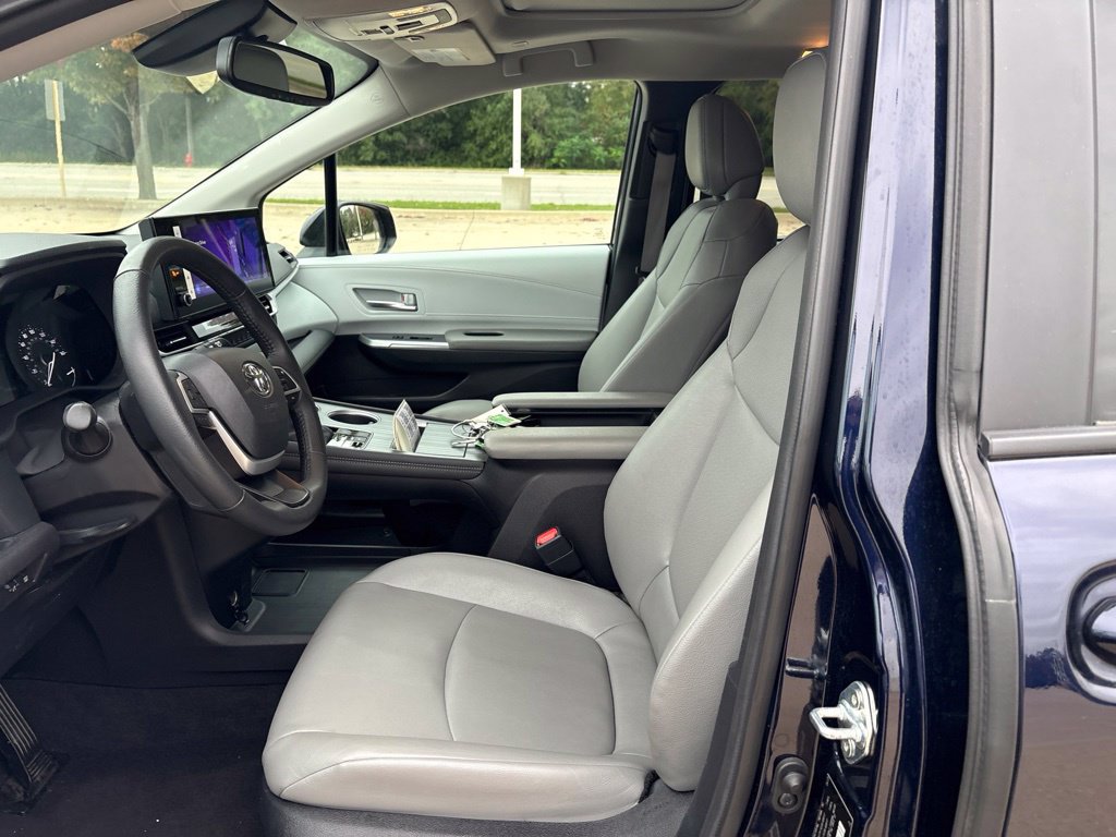 Used 2025 Toyota Sienna XLE FWD image 11