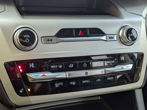 Used 2020 Ford Explorer XLT w/ Equipment Group 202A image 19