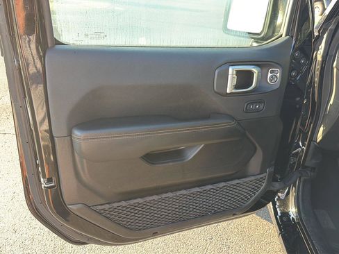 Used 2025 Jeep Wrangler Unlimited Sahara AWD/4WD image 16