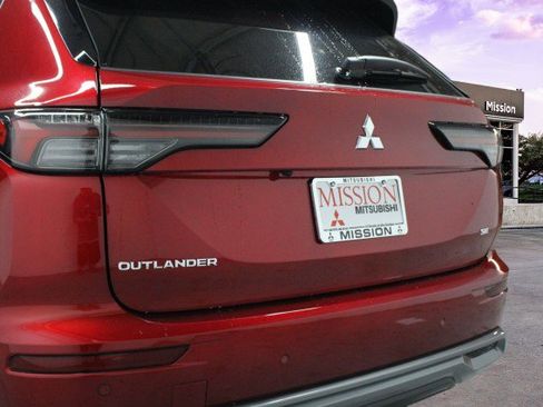 New 2025 Mitsubishi Outlander SE image 4