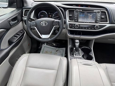 Used 2018 Toyota Highlander Limited Platinum image 23
