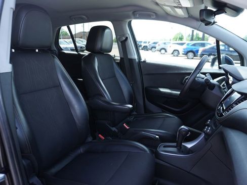 Used 2017 Chevrolet Trax LT w/ LT Convenience Package FWD image 30