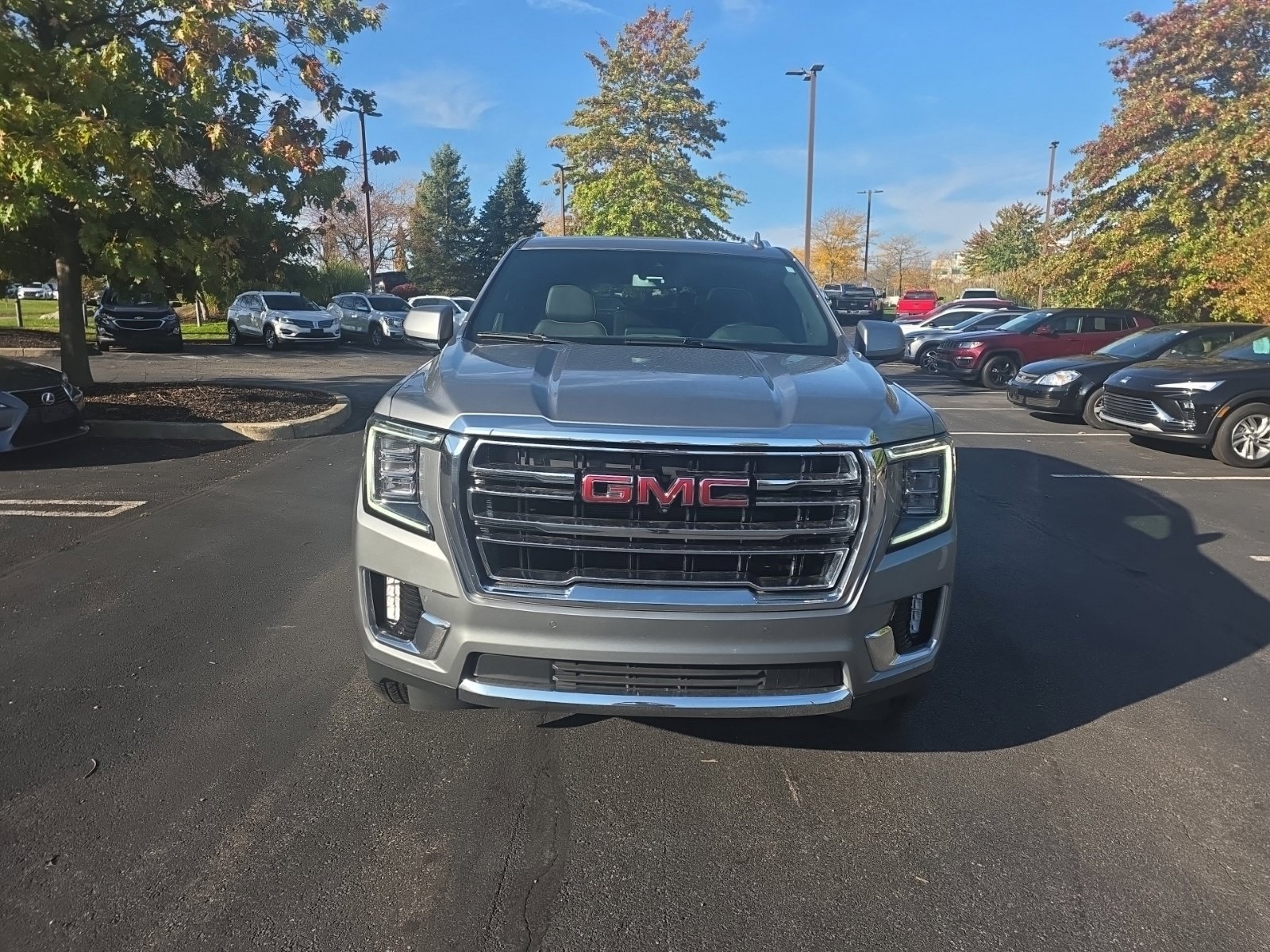 Used 2023 GMC Yukon SLT w/ SLT Premium Package AWD/4WD image 2