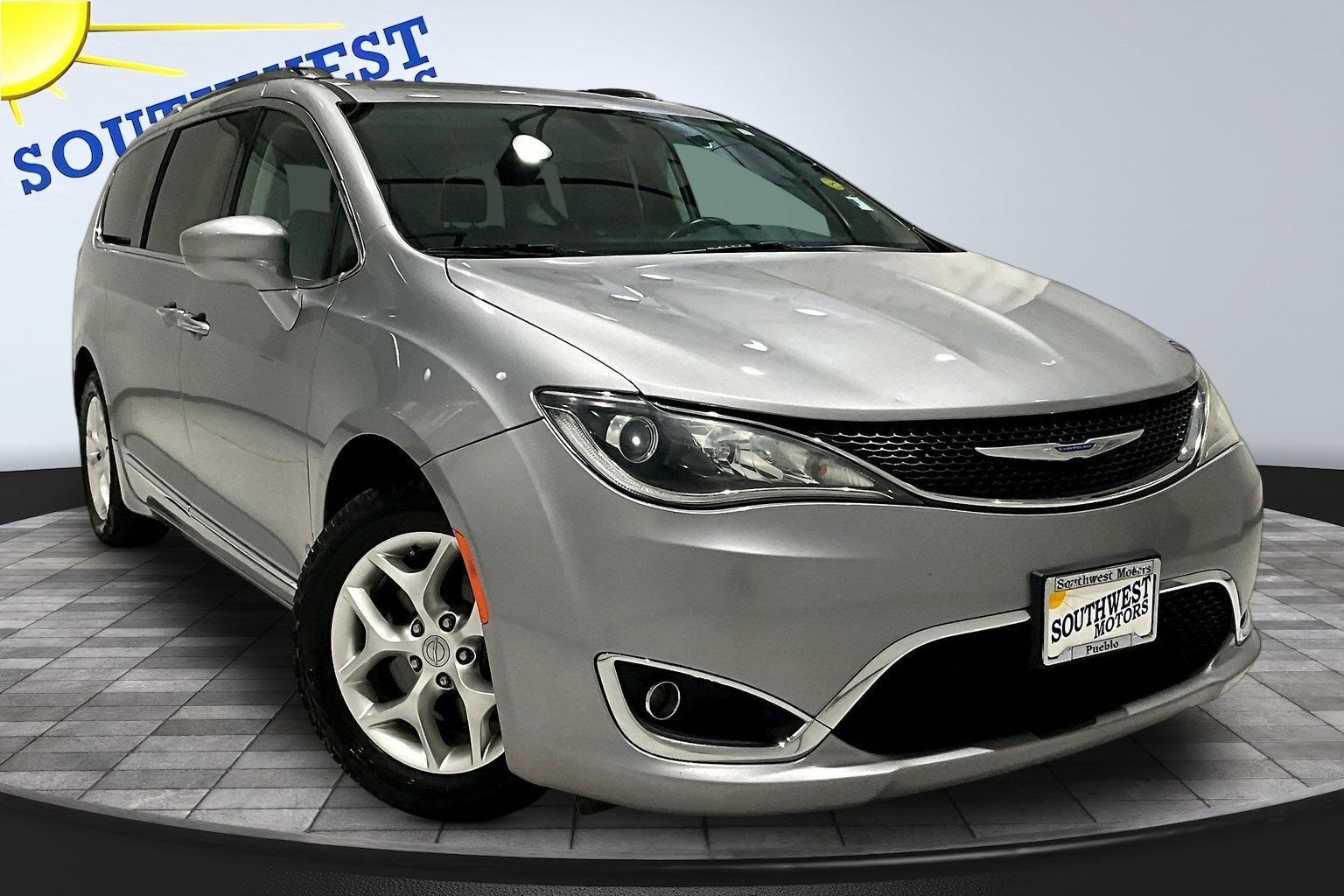 Used 2020 Chrysler Pacifica Touring-L w/ Tire & Wheel Group FWD image 3