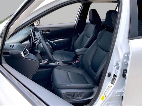 Used 2025 Toyota Corolla Cross XLE w/ Convenience Package FWD image 8