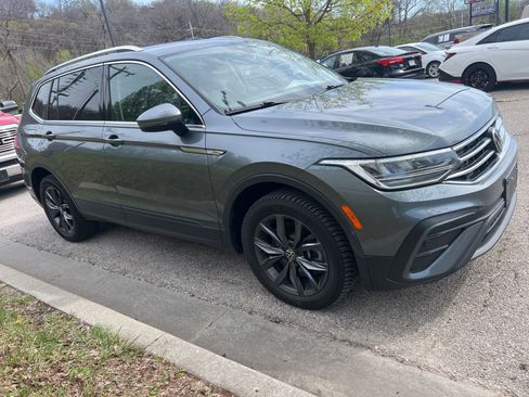 Used 2022 Volkswagen Tiguan SE image 3