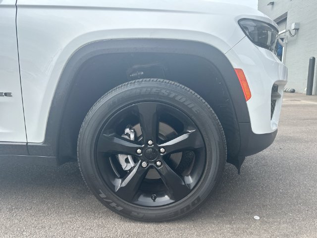 Used 2023 Jeep Grand Cherokee Altitude AWD/4WD image 12
