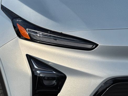 Used 2023 Chevrolet Bolt EUV LT w/ Comfort Package image 41