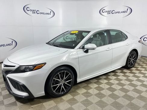 Used 2024 Toyota Camry SE FWD image 3