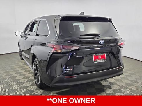 Used 2025 Toyota Sienna LE image 6