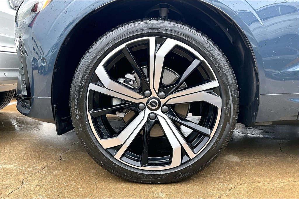 Used 2025 Volvo XC60 B5 Ultra w/ Protection Package Premier AWD/4WD image 11