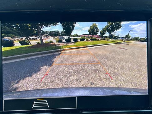 Used 2021 Chevrolet Traverse LS FWD image 30