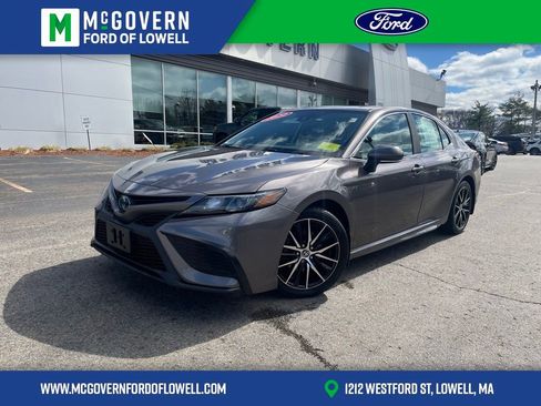 Used 2022 Toyota Camry SE FWD image 1