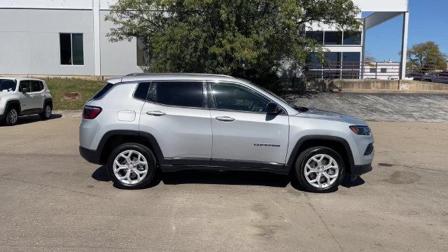 Used 2024 Jeep Compass Latitude AWD/4WD image 9