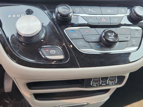 Used 2024 Chrysler Pacifica Touring-L FWD image 17