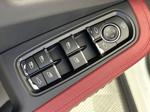 Certified 2025 Porsche Macan image 13