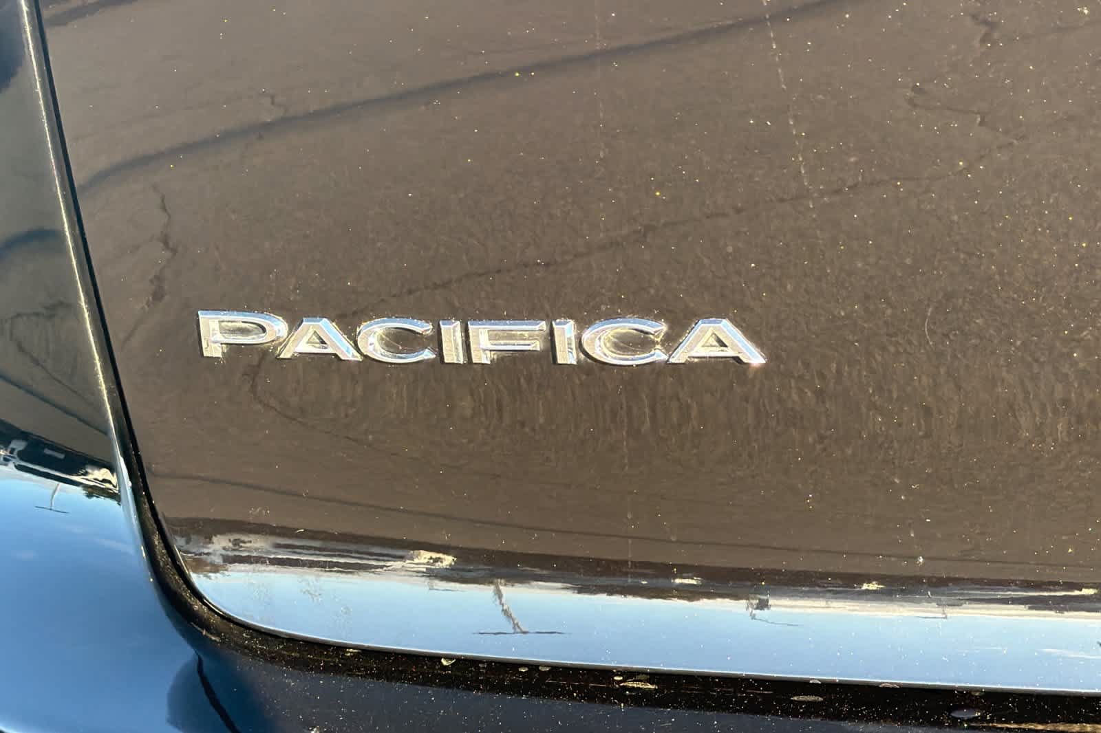 Used 2024 Chrysler Pacifica Touring-L FWD image 32