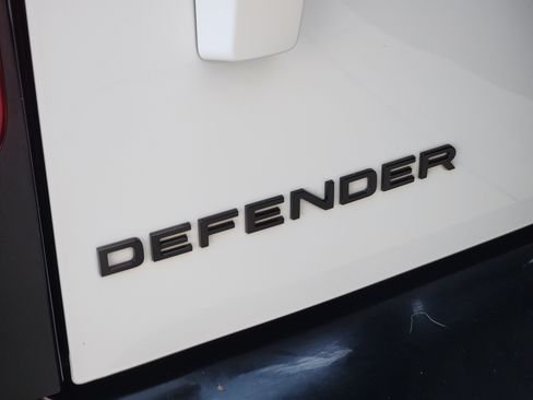 Used 2025 Land Rover Defender 110 X-Dynamic SE AWD/4WD image 13