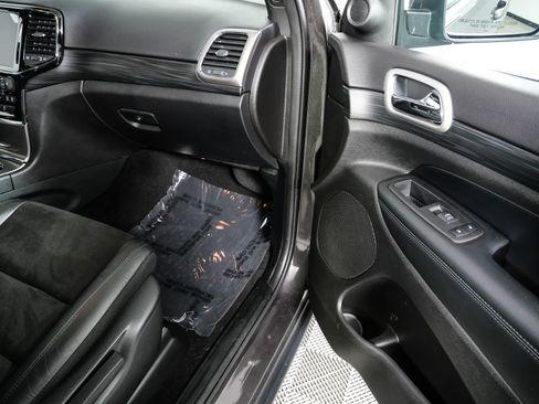 Used 2020 Jeep Grand Cherokee Laredo w/ Laredo X Package RWD image 24