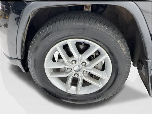 Used 2018 Jeep Grand Cherokee Laredo AWD/4WD image 12
