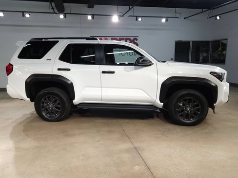 Certified 2025 Toyota 4Runner SR5 AWD/4WD image 8