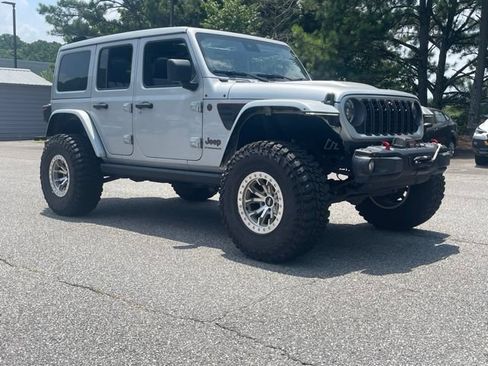Used 2024 Jeep Wrangler Unlimited Rubicon AWD/4WD image 3