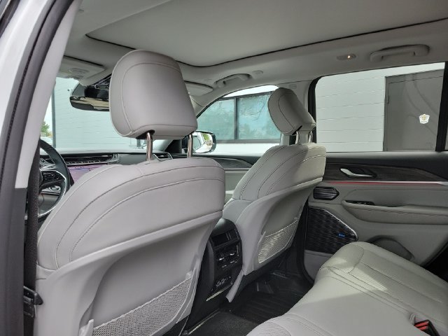 Used 2022 Jeep Grand Cherokee Overland AWD/4WD image 24