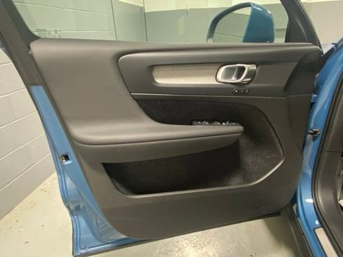 Certified 2025 Volvo XC40 B5 Plus AWD/4WD image 6