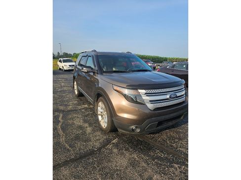 Used 2015 Ford Explorer XLT w/ Equipment Group 202A AWD/4WD image 4