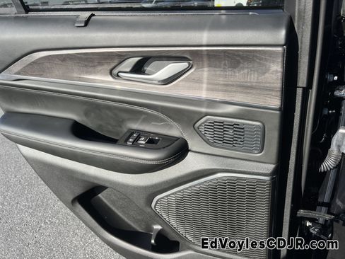 Used 2024 Jeep Grand Cherokee Overland w/ Adv Protech Group III image 27