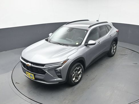 Used 2025 Chevrolet Trax LT FWD image 30