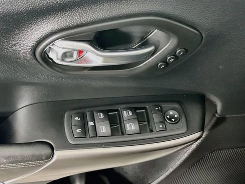 Used 2020 Jeep Cherokee Limited FWD image 19