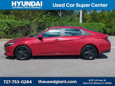 Used 2022 Hyundai Elantra SEL FWD image 2