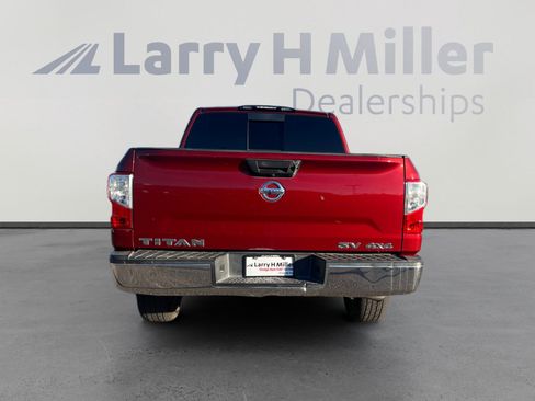 Used 2018 Nissan Titan SV image 4