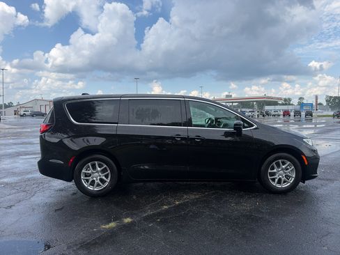 New 2026 Chrysler Pacifica Select FWD image 4