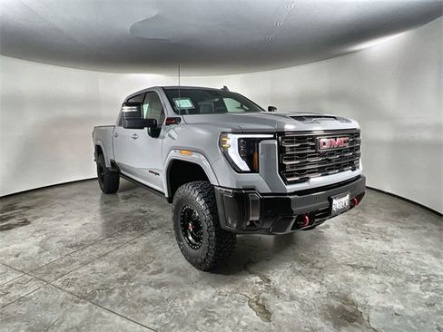 Used 2024 GMC Sierra 2500 AT4X image 2