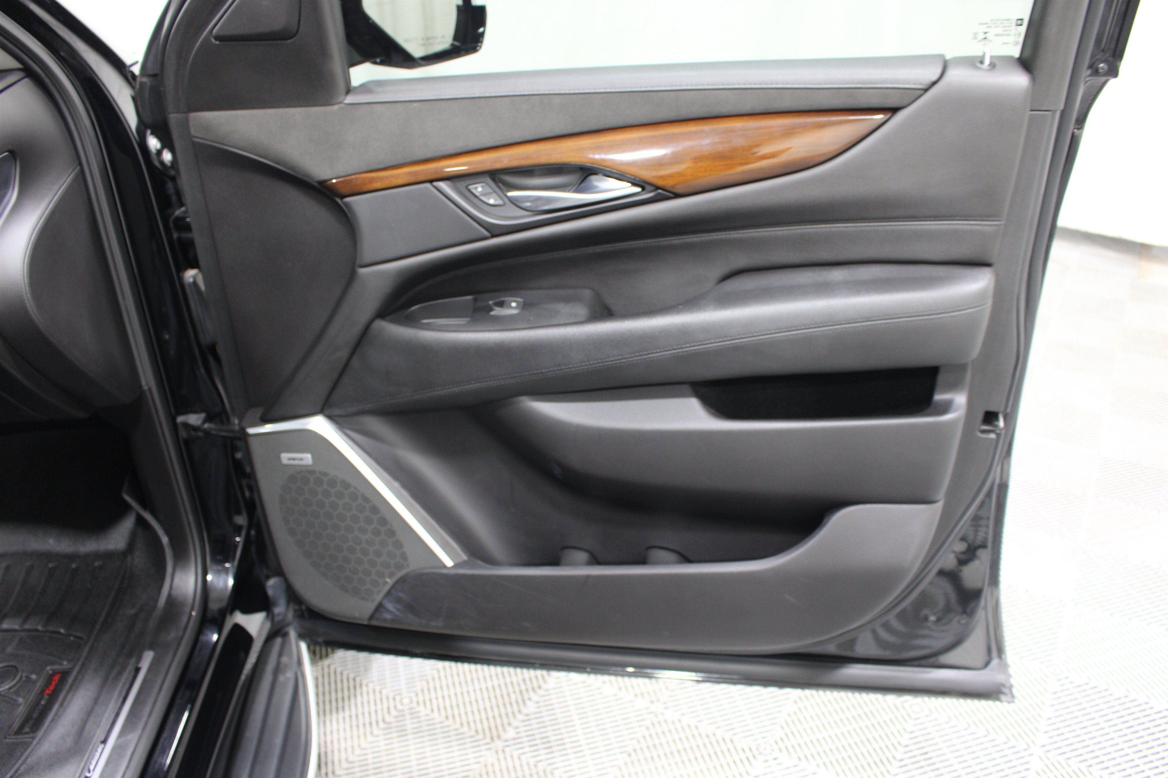 Used 2018 Cadillac Escalade Luxury AWD/4WD image 28