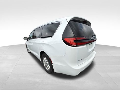Used 2023 Chrysler Pacifica Touring-L FWD image 5