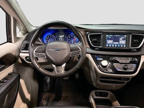 Used 2018 Chrysler Pacifica Touring-L w/ Tire & Wheel Group FWD image 22
